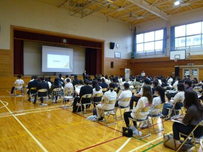 隣に保護者の方がいるとなんだかうれしそうな生徒たち・・・。そんな姿を見てほっこりしているキャリ探Nでした。